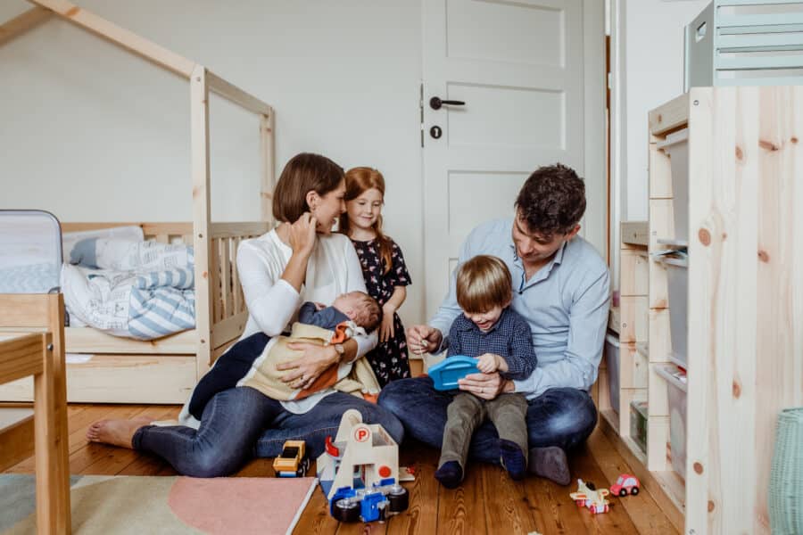 familie in de slaapkamer van het kind om weer in de routine te komen