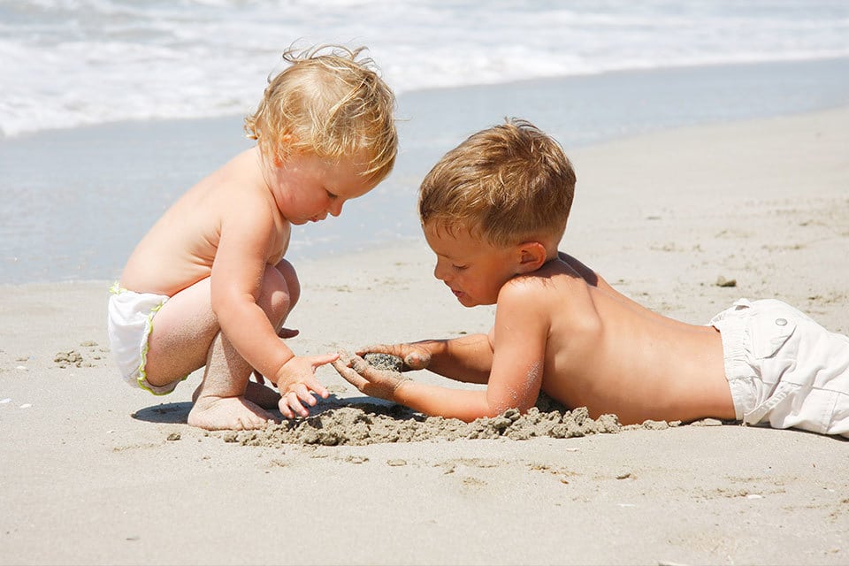 10 Essentiële strand hacks voor ouders met kleine kindjes